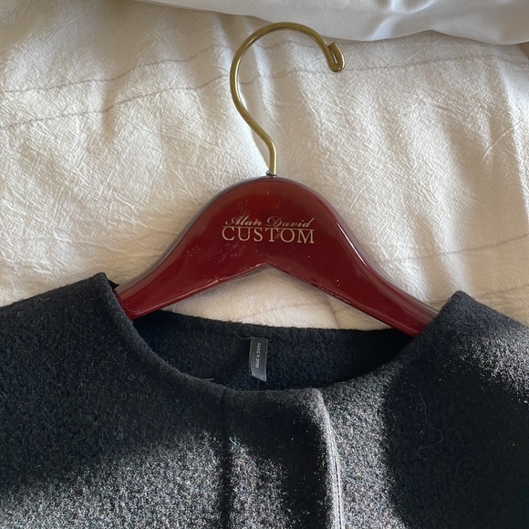 This 100 % wool Helmut Lang coat has many gorgeous details straight line - Picture 10 of 11